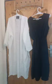 تعدادی لباس در حد نو