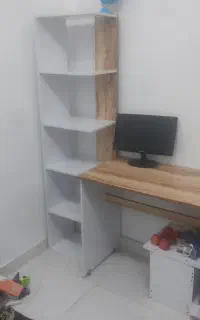 میز و کتابخانه