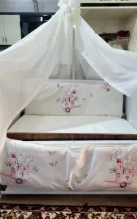 تخت کنار مادر