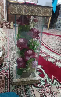 دسته گل رز قرمز داخل باکس چوب وشیشه