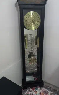 زیر تلویزیون وساعت