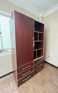 کمد /پایه اش شکسته/ریل ها تازه عوض شده