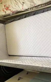 تخت کنار مادر