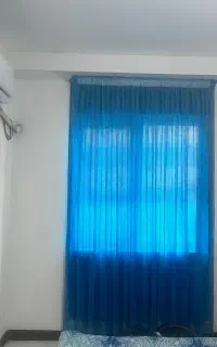 یک پرده رنگ ابی جنس تور با استری شیک