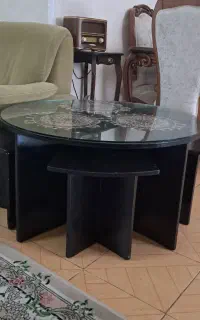 میز گرد با شیشه به همراه ۴ عدد میز عسلی