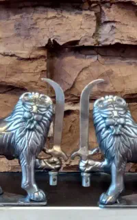 مجسمه شیر شمشیر فولادی شش سانتی
