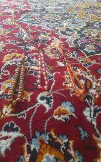 سه عدد تسبیح یکی کهربا ودوتای دیگه تسبیح معمولی