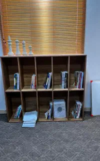 کتابخانه و میز مطالعه و میز تحریر