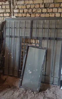 پنجره آهنی محکم و تو پر سنگین