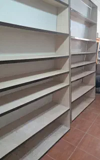 ویترین یا کتابخانه.قفسه مغازه
