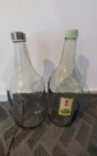 دوتا بطری شیشه ای بزرگ