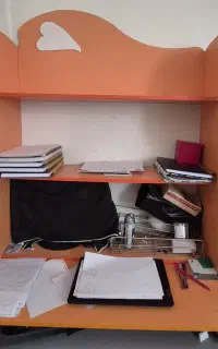 میز کامپیوتر و کتابخانه