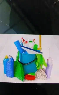 به یک خانوم برای نظافت و آشپزی