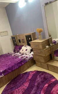 تخت و کمدارایش و بغل تختی سالم