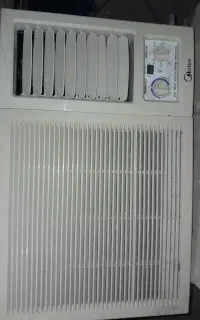 کولر گازی پشت پنجره