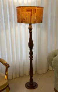 آباژور ایستاده