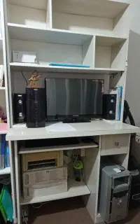 میز کامپیوتر با کتابخانه و صندلی