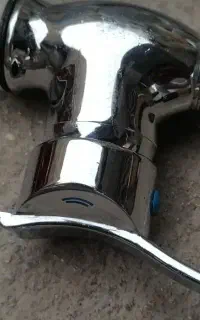 فروش یک عدد شیر آب وتعدادی چراغ