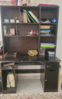 میز تحریر و کامپیوتر و کتابخانه با صندلی