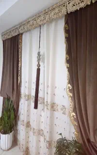 پرده سلطنتی وچند عدد گل زیبا وبا ارزش