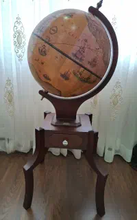 دکوری کره زمین چوبی