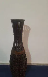 گلدان کنار سالنی