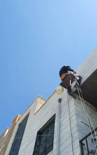 کار در ارتفاع پیچ و رول پلاک ساختمان
