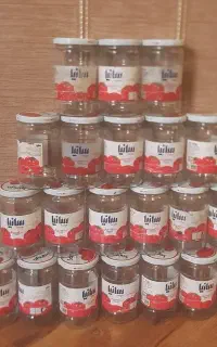 تعدادی شیشه رب و مربا