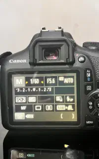 دوربین Canon EOS 2000D تمیز و سالم