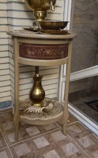میز زیر تلفن