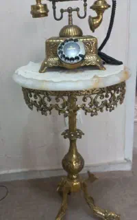 میز برنز و تلفن