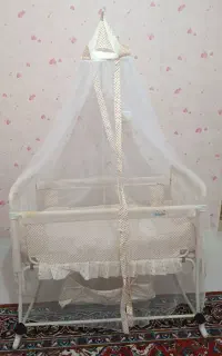 تخت کنار تخت مادر و یا گهواره بی بی کو