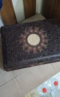 ساعت ایستاده و قرآن چرمی