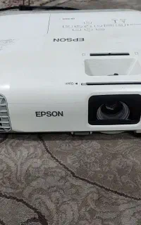 ویدیو پروژکتورEpson مدل h684c در حد نو با پرده اصل