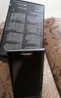 گوشی بلکبری قاب دور لنزش افتاده