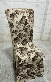 صندلی چوبی با روکش پارچه ای کار کرده