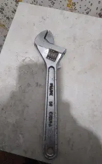 تعدادی ابزار (آچار فرانسه .کلنگ