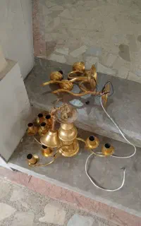 یه لوستر با دوتا دیوار کوب
