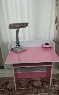 میز تحریر و چراغ مطالعه