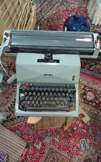 دستگاه تایپ قدیمی در حد