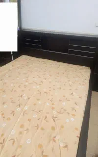 تخت خواب دو نفره و میز تلویزیون