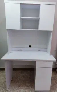 میز تحریر و کامپیوتر...
