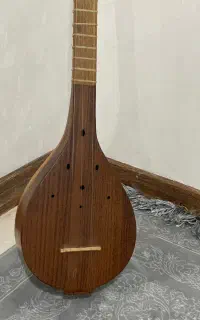 سه تار استفاده نشده (دکوری بوده)