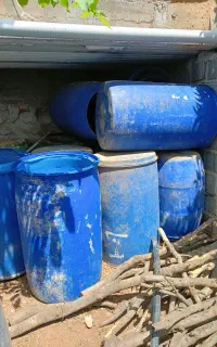 تعدادی بشکه 220 در گیلوان