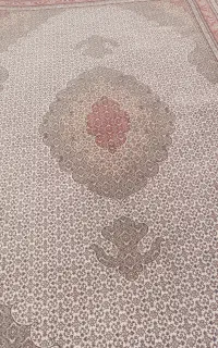 کارگر برای جابه جای فرش در قالیشویی