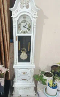 ساعت ایستاده سفید