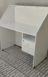 یک میز پیشخوان و کانتر و صندلی اداری و کافینت