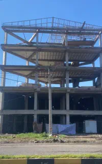 نگهبان ساختمان در حال احداث