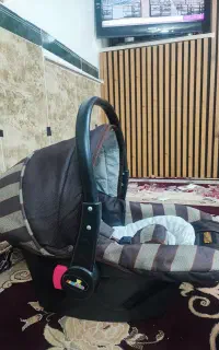کریر و آغوشی نوزادی