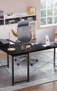 میز کار و کامپیوتر